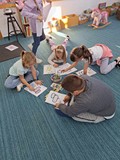 dzieci wykonują pracę plastyczną