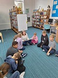 bibliotekarka czyta opowiadanie dzeciom