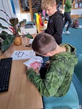 dzieci wykonują pracę plastyczną