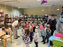 Bibliotekarkarozmawia z dziećmi