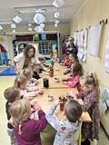 Dzieci w trakcie projektowania zakładek
