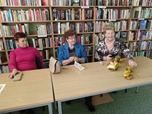 Seniorzy rozmawiają i tworzą kwiaty