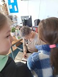 pisarka podpisuje książkę