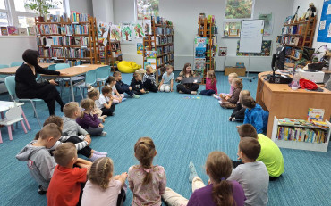 bibliotekarka czyta opowiadanie dzeciom