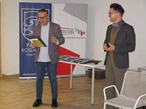Dyrektor KBP Dariusz Pawlikowski wraz z prowadzacym szkolenie Hubertem Teichertem