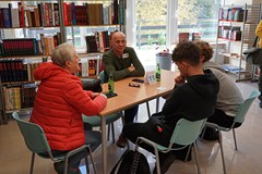 Rozmowa z Żywą Książką w czasie Żywej Biblioteki w Koszalińskiej Bibliotece Publicznej