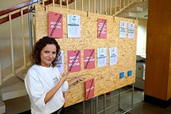 Bibliotekarka wypożyczająca Żywe Książki w czasie Żywej Biblioteki w Koszalińskiej Bibliotece Public