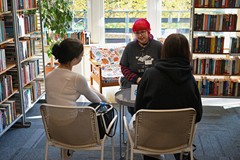 Rozmowa z Żywą Książką w czasie Żywej Biblioteki w Koszalińskiej Bibliotece Publicznej