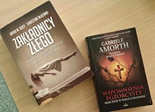 na zdjęciu książki