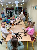 Dzieci podczas zajęć wykonują pracę plastyczną