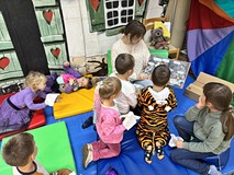 Bibliotekarka czyta książkę dzieciom
