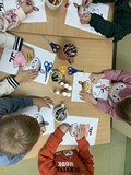 Dzieci kolorują malowanki