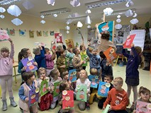 Dzieci prezentują swoje prace