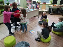 Dzieci z panią Anią podczas gry „Od stóp do głów”