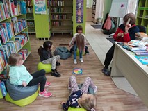 Dzieci z panią Anią podczas gry „Od stóp do głów”