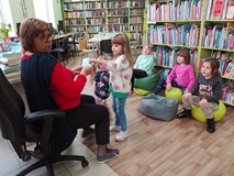 Dzieci z panią Anią podczas gry „Od stóp do głów”