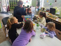 Dzieci z panią Anią tuż przed rozpoczęciem zabawy w „Zakręcone litery”