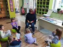 Dzieci z panią Anią podczas zabawy w „Zakręcone litery”