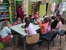 Pani Ania i dzieci na „bajerkach” przy słodkim poczęstunku