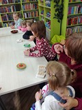 Dzieci z panią Anią podczas gry w „Goracego ziemniaka”