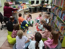 Dzieci z panią Anią podczas gry w „Od stóp do głów”