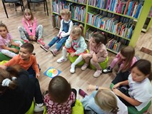 Dzieci podczas gry w „Od stóp do głów”