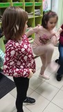 Dziewczynki podczas gry w „Od stóp do głów”