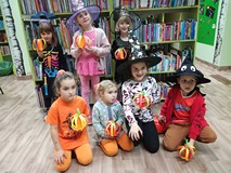 Dzieci prezentują swoje dynie z papieru