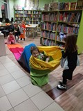 Dzieci bawią się „magicznym tunelem”