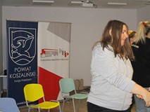 Uczestniczki warsztatów KLANZY w czasie tańca integracyjnego