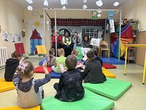 bibliotekarka czyta książkę dzieciom