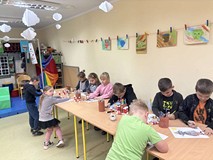 Dzieci w trakcie malowania pracy plastycznej