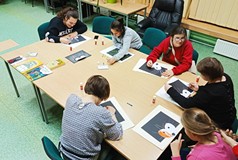 Uczestnicy podczas wykonywania prac plastycznych