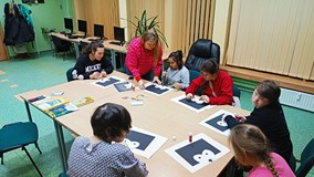 Uczestnicy podczas wykonywania prac plastycznych