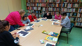 Uczestnicy podczas wykonywania prac plastycznych