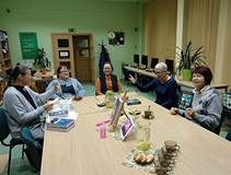 uczestnicy rozmawiają o książce