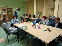 uczestnicy rozmawiają o książce