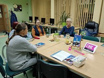 uczestnicy rozmawiają o książce
