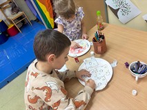 dzieci wykonują pracę plastyczną
