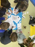 dzieci przygotowują swoje prace