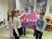 Dzieci prezentują swoje prace