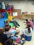 Dzieci słuchają książeczki