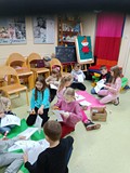 Dzieci w trakcie wykonywania pracy