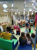 Dzieci słuchają czytanki