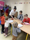 Dzieci tworzą swoje prace