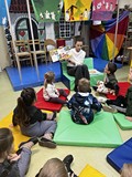 Bibliotekarka rozmawia z dziećmi