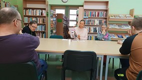 wspólne czytanie książki i rozmowa o Andrzejkach