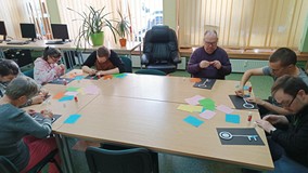 Uczestnicy podczas wykonywania prac plastycznych