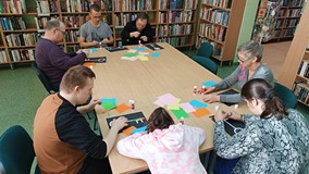 Uczestnicy podczas wykonywania prac plastycznych