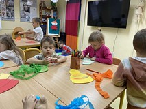 Dzieci przy pracy plastycznej